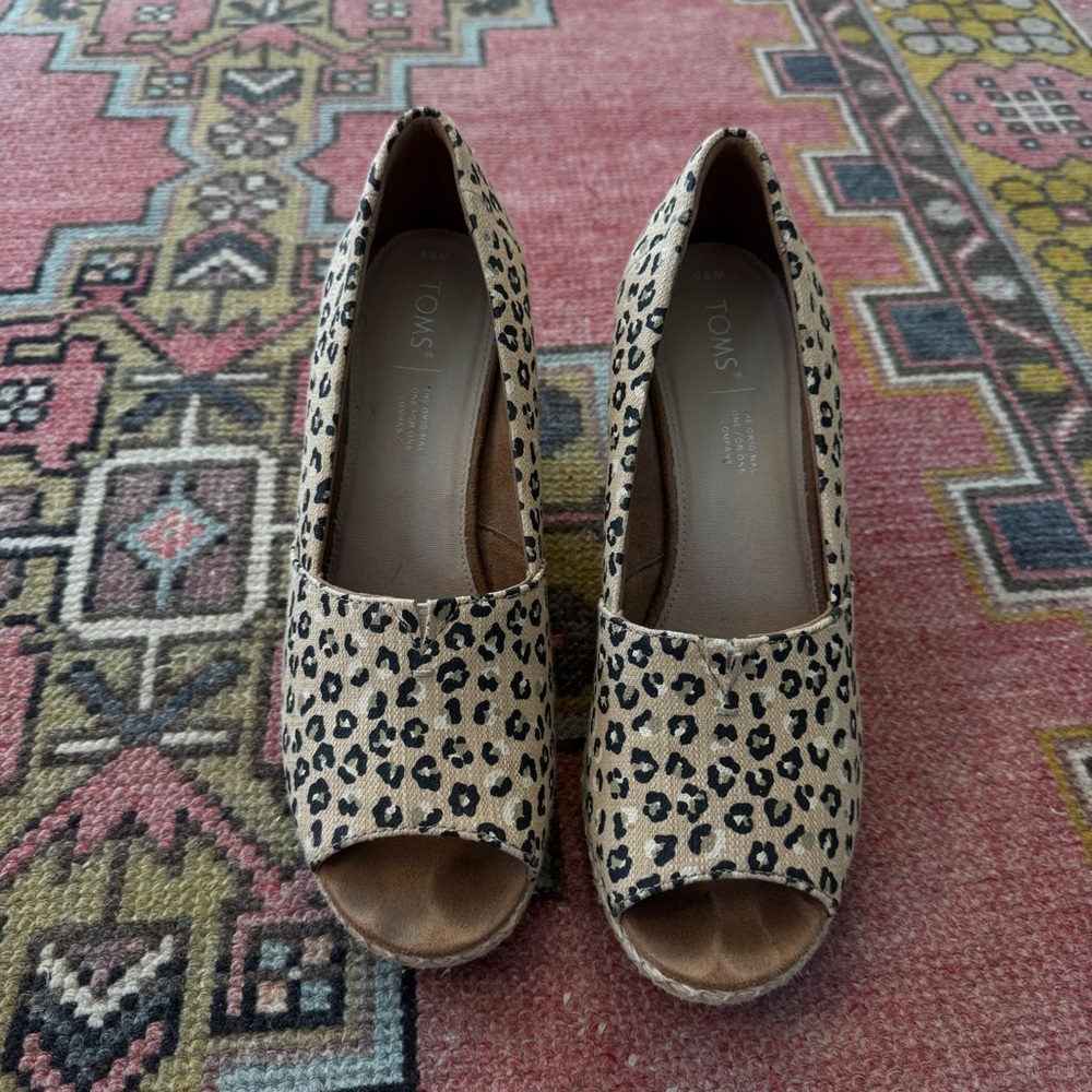 TOMS Michelle Cheetah Peep Toe Espadrille Wedges Size 9.5 Slip On Sandals Womens - Picture 2 of 8